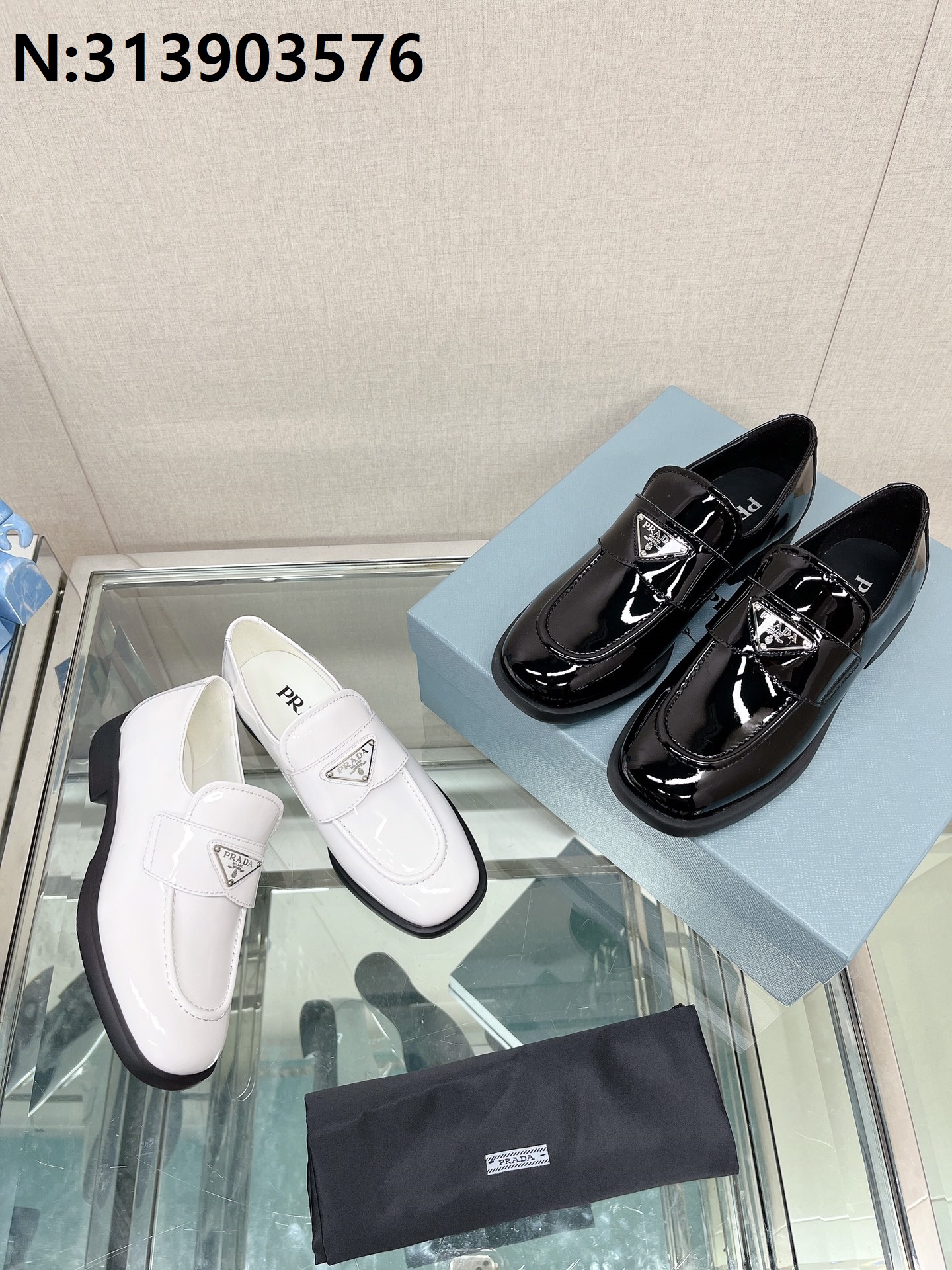 [AN3] 프라다 세모 모노그램 에나멜 로퍼 2컬러 2.5cm