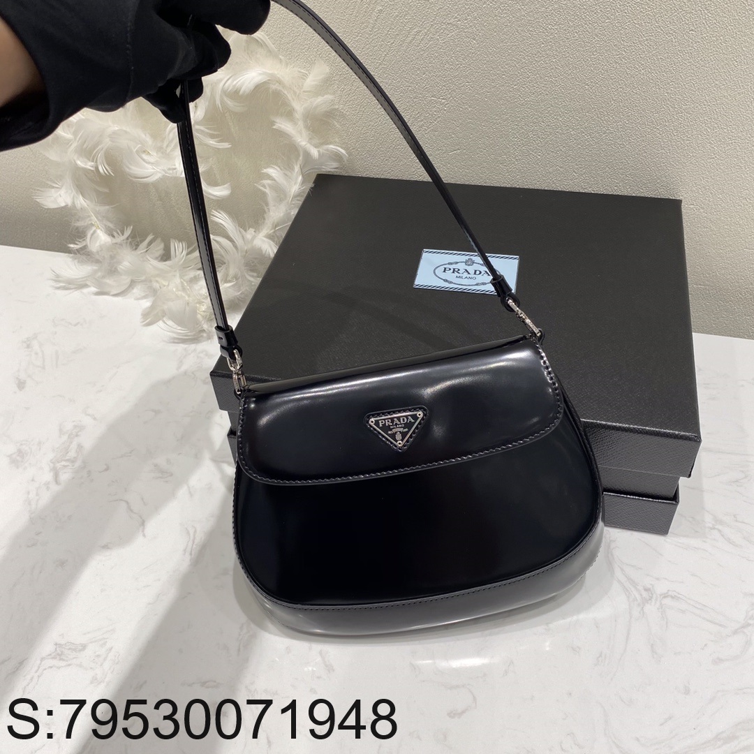 블랙프레임공장 프라다 클레오 브러쉬드 가죽 플랩 백 1BD311 22*15.5*4cm 블랙