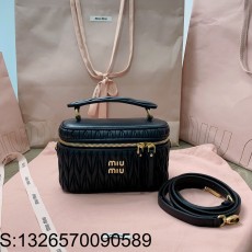 [JHL] 미우미우 마테라쎄 나파 레더 숄더백 18*11.5*8cm 블랙