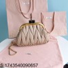[JHL] 미우미우 마테라쎄 나파 가죽 미우 벨 클러치 23*15*8cm 카에오