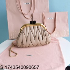 [JHL] 미우미우 마테라쎄 나파 가죽 미우 벨 클러치 23*15*8cm 카에오