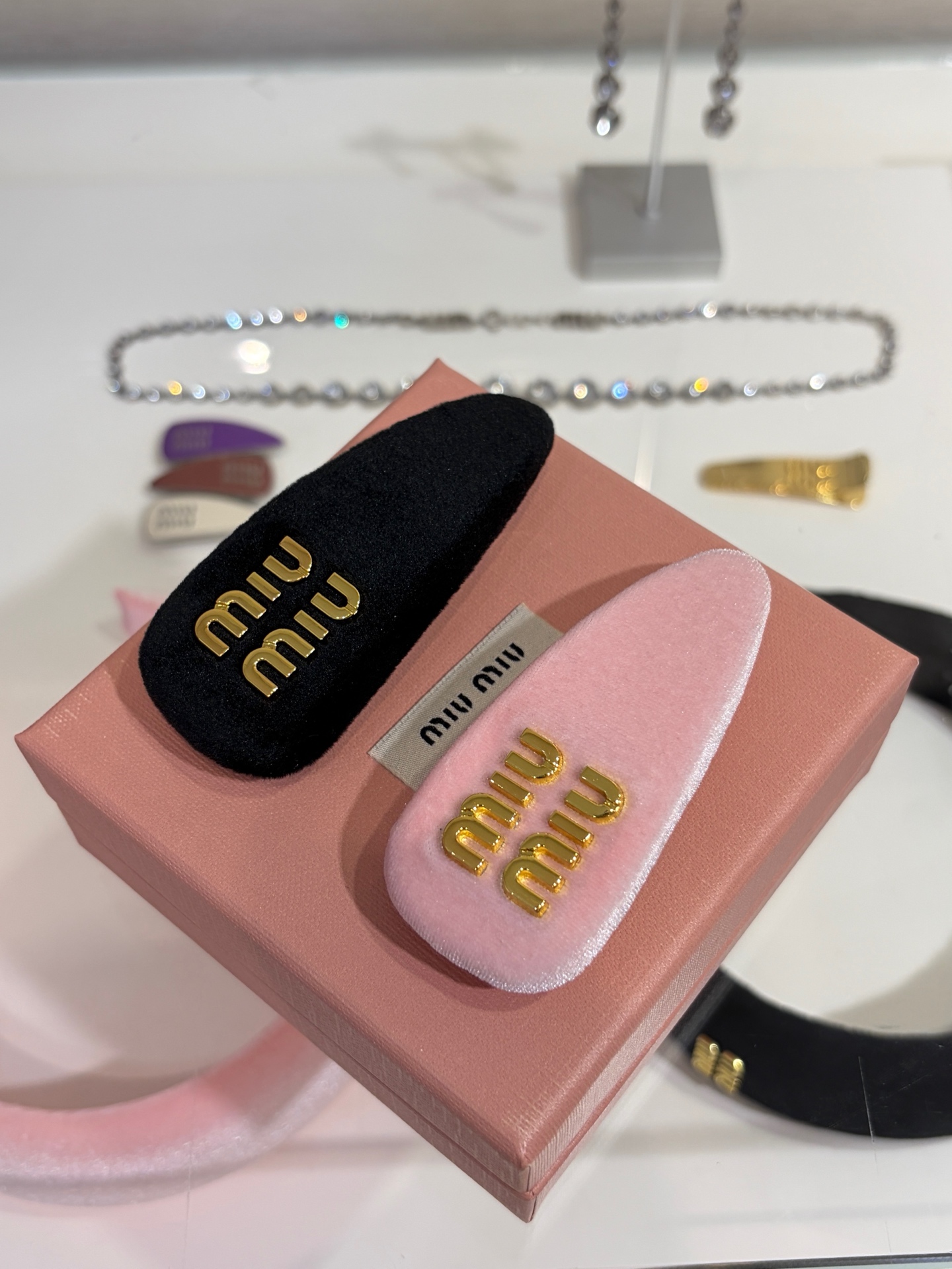 MIU MIU 미우미우 골드 로고 벨벳 헤어밴드 (핑크, 블랙)